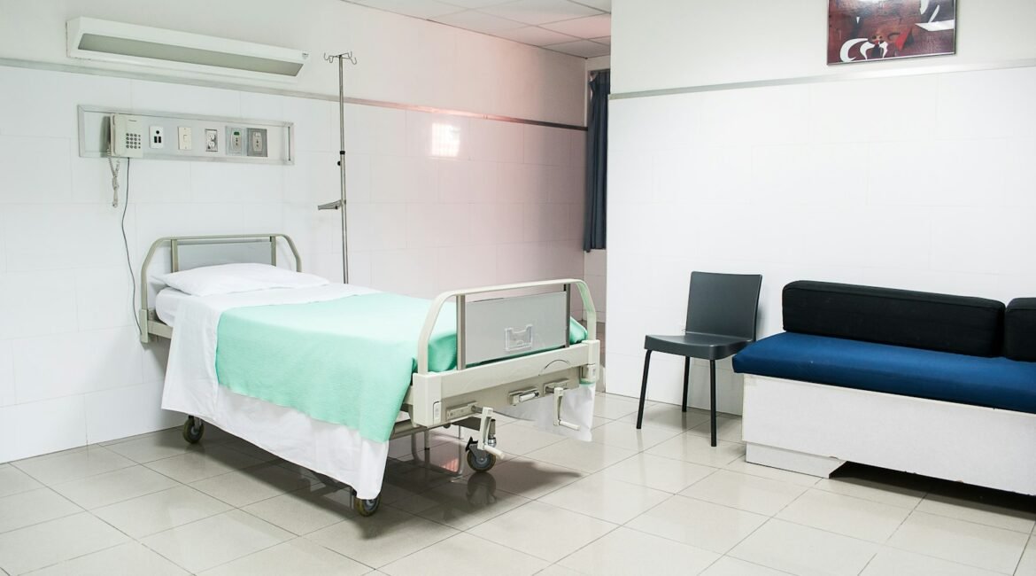 Quarto de hospital com leito